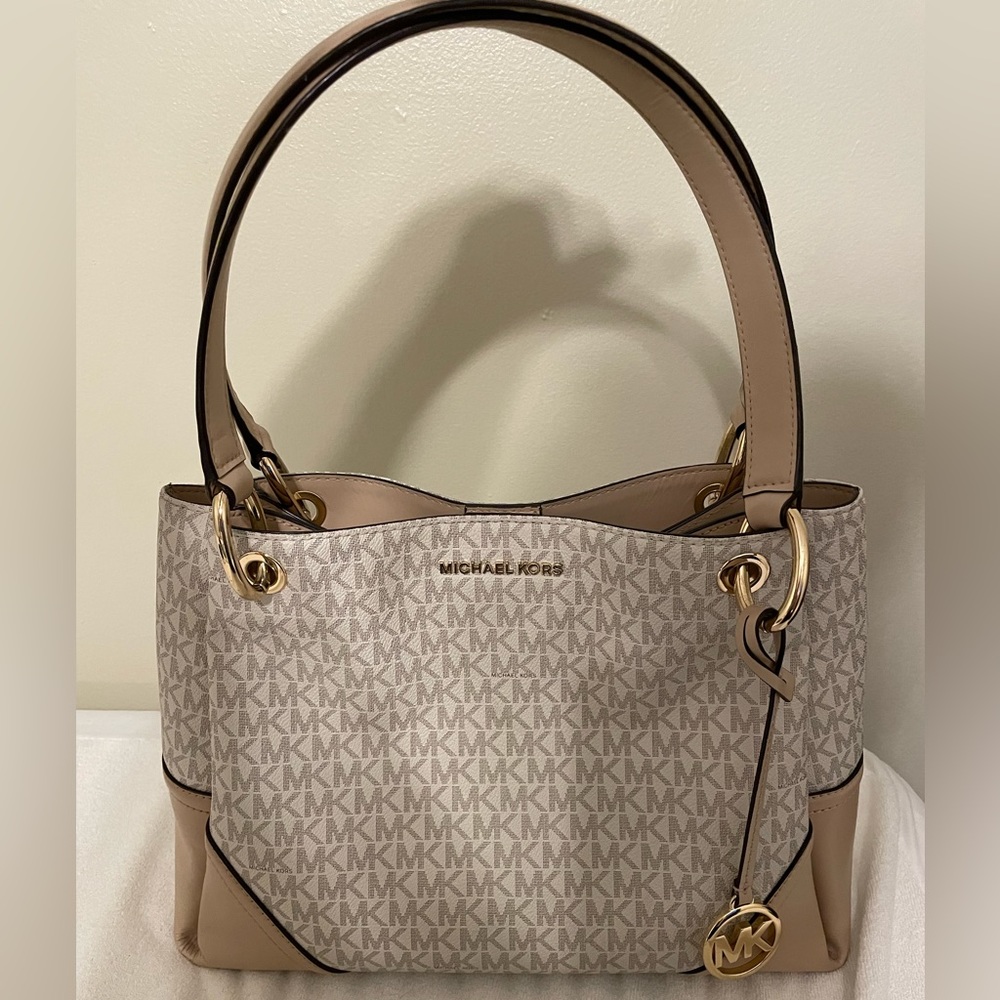 Barely used micheal kors purse. Like new